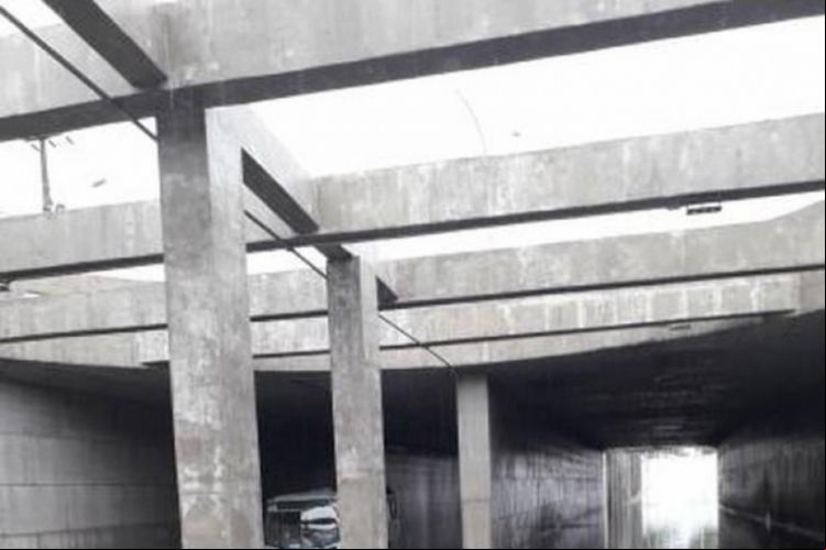 Túnel da Borges de Melo amanheceu alagado. Ônibus teve problema ao ar pelo local