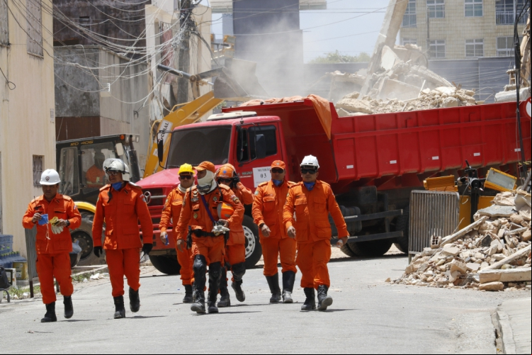 Trabalho dos bombeiros foi encerrado neste sábado com a retirada da última ví...