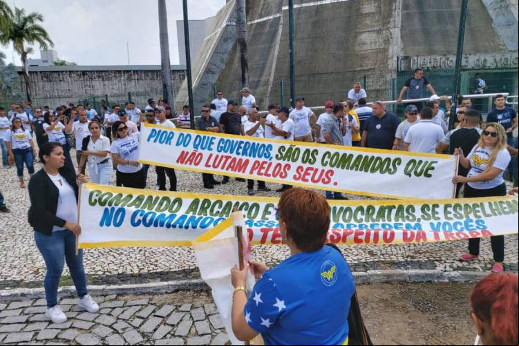 Policiais, bombeiros e esposas de agentes da categoria se reúnem em frente à Assembleia