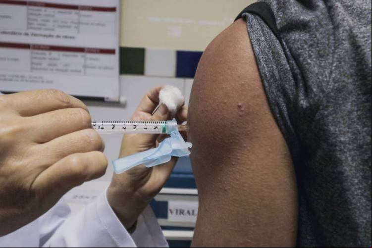 A vacina protege por um ano contra H1N1, H3N2 e Influenza B