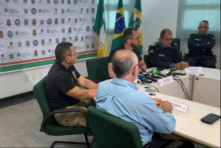 Secretário André Costa concede entrevista coletiva
