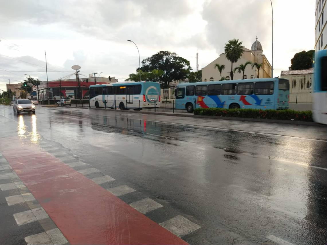 Circulação de ônibus na avenida Aguanambi
