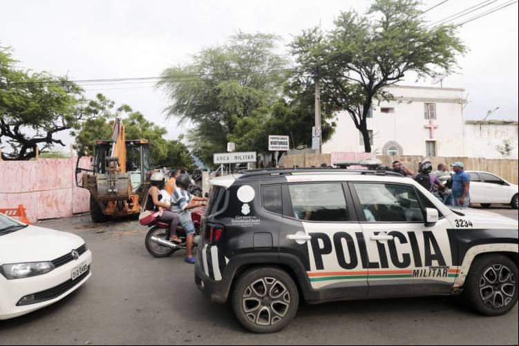 SOBRAL - CE, BRASIL, 20-02-2020: Retroescavadeira utilizada pelo senador licenciado Cid Ferreira Gomes para tentar adentrar 3o batalhão da polícia Militar de Sobral ainda encontrava-se no mesmo local na manhã do dia 20 de fevereiro atraindo curiosos. Cid Ferreira Gomes foi atingido por dois projéteis de .40 durante a greve dos Policiais militares. (Foto: Júlio Caesar / O Povo)