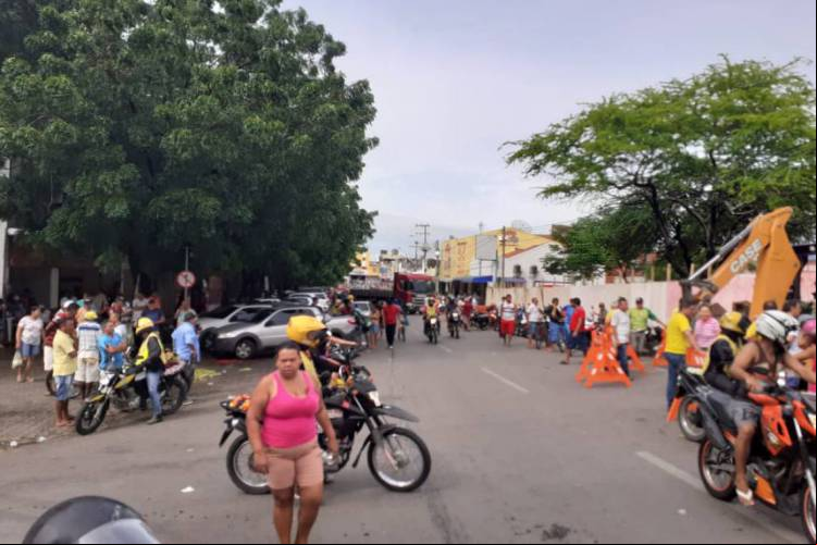 Diversos curioso se encontram em frente ao 3° Batalhão da Polícia Militar em Sobral