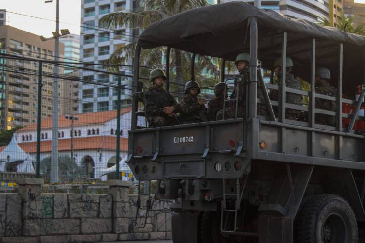 FORTALEZA - CE, BRASIL, 23-02-2020: Caminhões do exército transitando na orla no 3° dia de carnaval. (Foto: Beatriz Boblitz / O Povo).