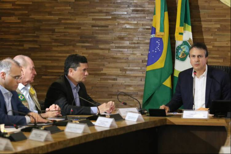 Reunião no Palácio da Abolição com o governador do Estado, Camilo Santana PT), e os ministros Sergio Moro (Justiça), Fernando Azevedo e Silva (Defesa) e André Mendonça (AGU) para avaliação da operação se Garantia da Lei e da Ordem no Ceará