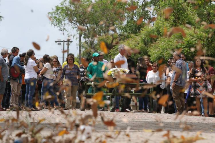 Sepultamento de Angela Christiany Nobre Palacio, 24, no cemitério Jardim Metropolitano.