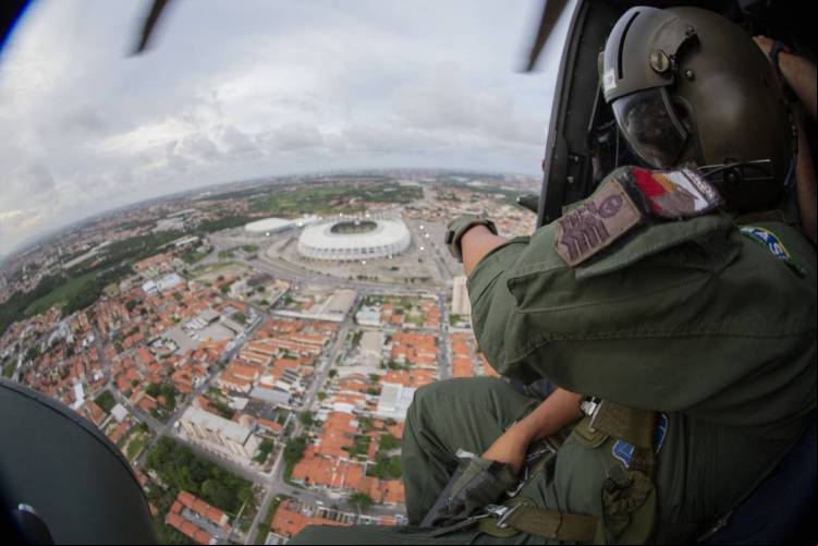 Voo de Helicóptero da Força Aérea sobre a área do Estádio Castelão em Fortaleza. Exército reforça segurança para jogo que acontece hoje entre Fortaleza e Independiente da Argentina.