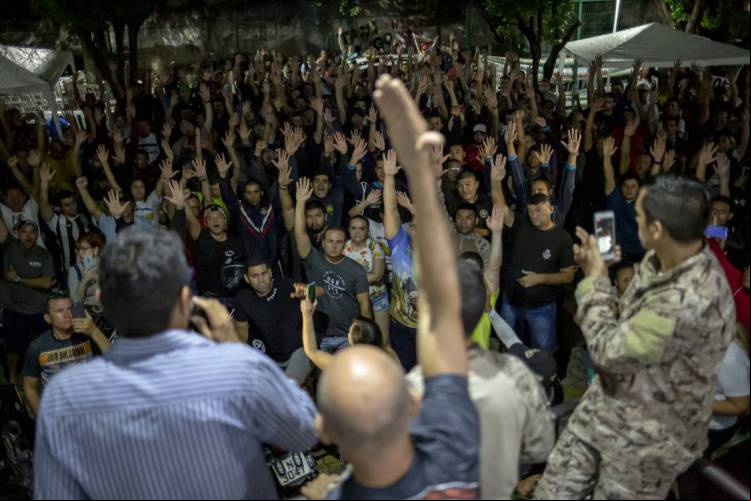 Policiais amotinados decidiram em assembleia não aceitar proposta provisória do governo; nova reunião acontecerá nesta sexta-feira, 28