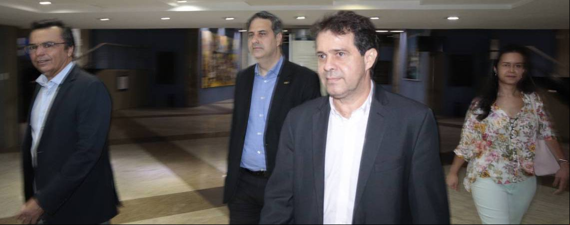 Comissão formada para negociar acordo entre policiais amotinados e o governo do estado. Na foto da direita para esquerda Juventos Vasconcelos, Erinaldo Dantas e Evandro Leitão