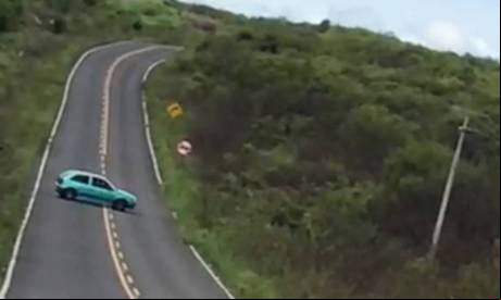 Primeiro veículo usado para bloquear estrada 