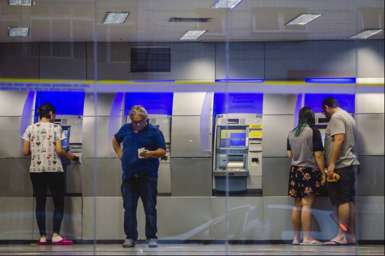 Conta bancária básica oferece vários serviços gratuitos