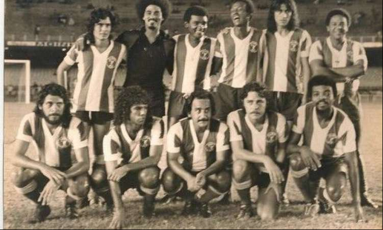 Fagner (em pé) em partida amistosa em time de artistas com Chico Buarque (agachado)