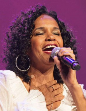 Acompanhe a agenda de transmissões ao vivo online - live - de artistas nacionais e internacionais para hoje, segunda-feira, 24 de agosto (24/08); com lives diárias, cantora Teresa Cristina é uma das atrações da noite