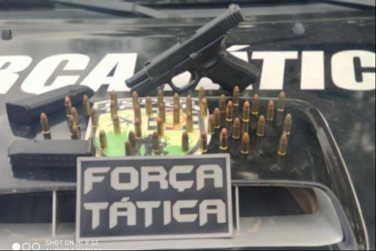 Com o homem estavam uma pistola calibre 9 milímetros, municiada e junto a outro carregador, e mais uma sacola contendo 47 munições da mesma especificação. Além de mochila com um aparelho celular, três rádios de comunicação, uma algema, anotações e R$ 450 em espécie e manchadas com tinta rosa.