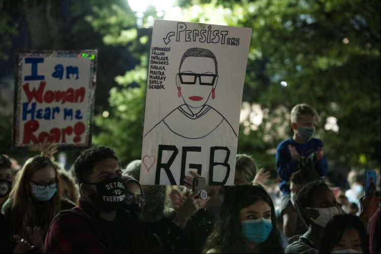 A juíza morreu na sexta-feira, 18, aos 87 anos, vítima de um câncer no pâncreas. Pessoas foram para a frente da Suprema Corte prestar homenagens à Ginsburg