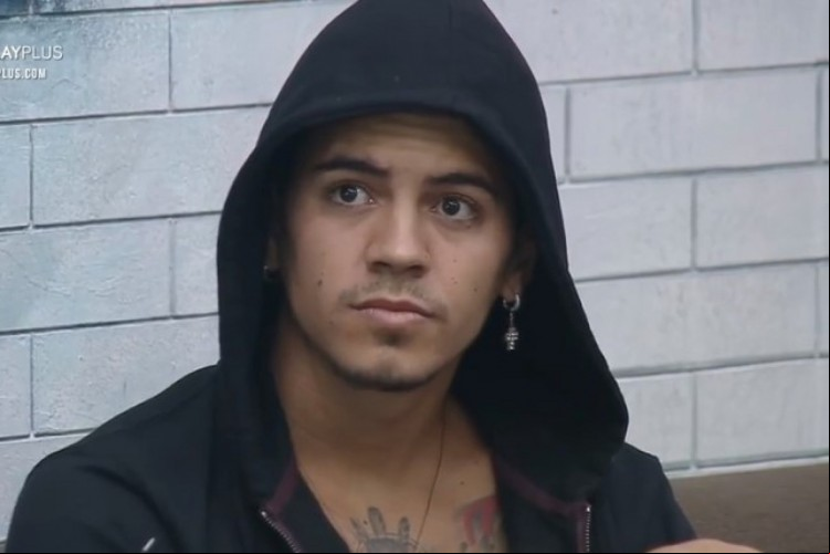 Biel ou informações para Victória Villarim sobre o poder da chama, o que viola as regras da A Fazenda