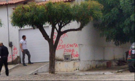 Residência em Santa Quitéria é alvo de atentado de facções criminosas  