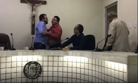 A transmissão foi cortada quando os dois começaram a brigar 