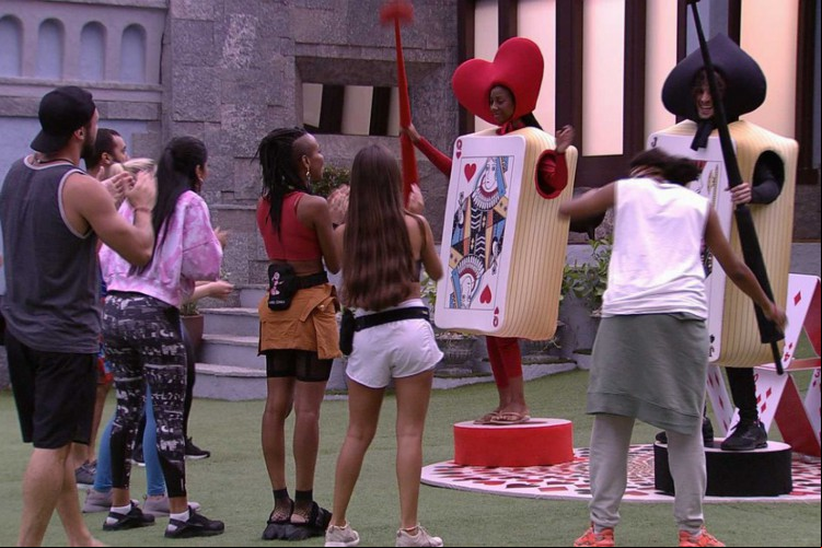 Brothers assistem enquanto Fiuk e Camilla de Lucas cumprem castigo