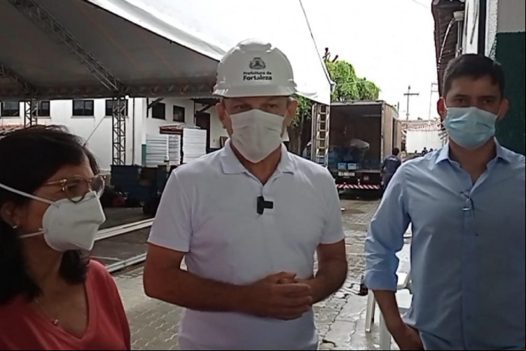 Prefeito José Sarto ao lado da Dr. Ana Estela, secretária municipal de saúde, e do Dr. Marcelo de Vasconcelos Castro, diretor do Frotinha de Messejana