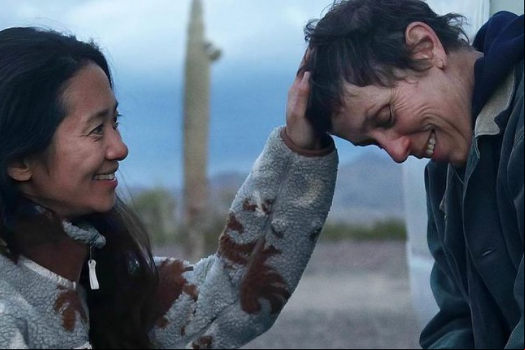 Chloé Zhao e s McDormand durante as filmagens de 'Nomadland'