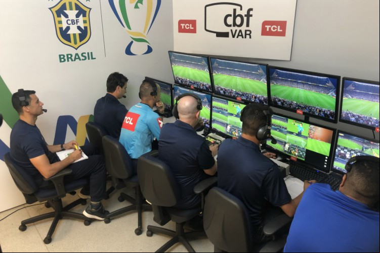 Cabine do VAR, em um jogo da Copa do Brasil 