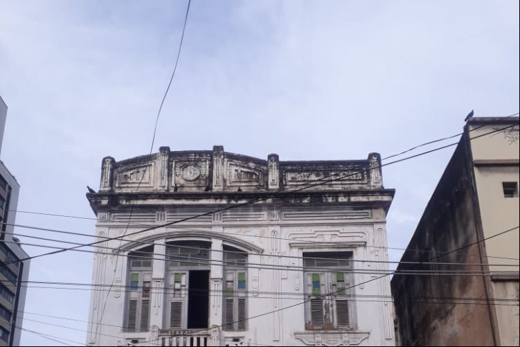 O PRÉDIO é localizado na rua Sena Madureira
