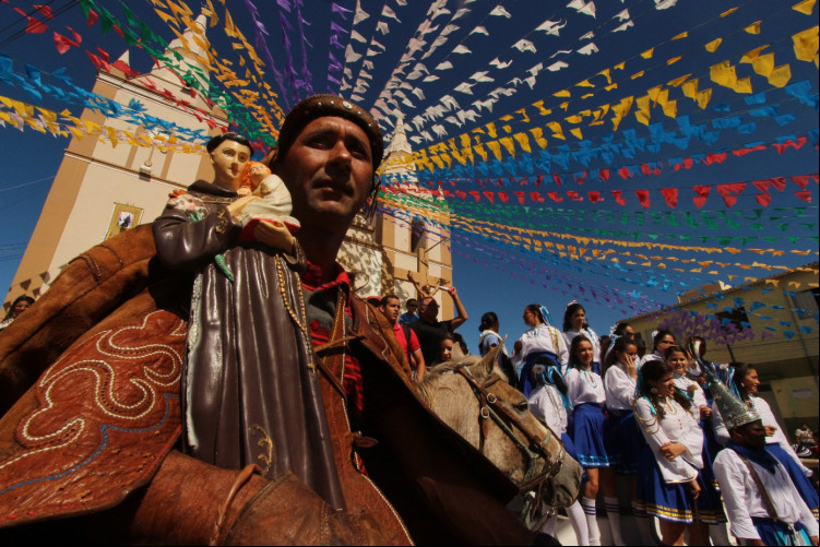 A tradicional festa do Pau da Bandeira de Santo Antônio de Barbalha movimenta as ruas da cidade com apresentações artísticas, quermesses, cortejos e missas, além do famoso hasteamento do mastro