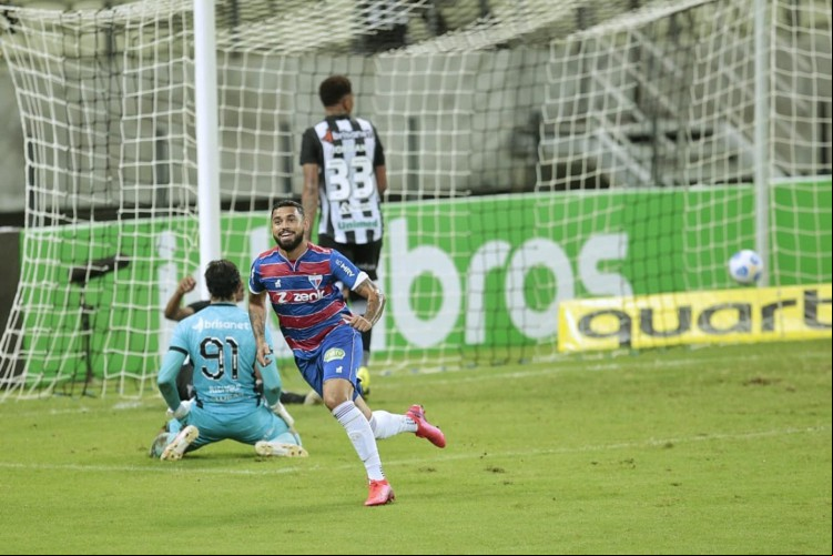Felipe comemora o gol que abriu a vitória do Fortaleza sobre o Ceará