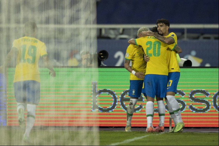 Jogadores da seleção brasileira comemoram gol de Roberto Firmino no jogo Brasil x Colômbia, no estádio Nilton Santos, no Rio de Janeiro, pela Copa América