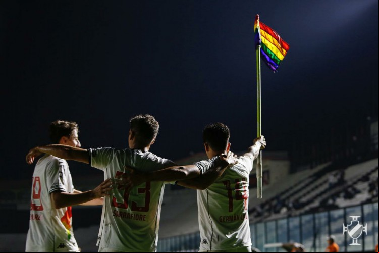 Germán Cano levanta a bandeira que faz alusão ao movimento LGBTQIA+ após marcar o gol do Vasco contra o Brusque