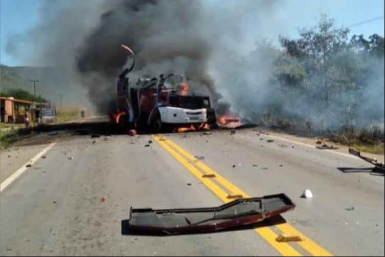 O carro ficou em chamas após ser explodido em um assalto