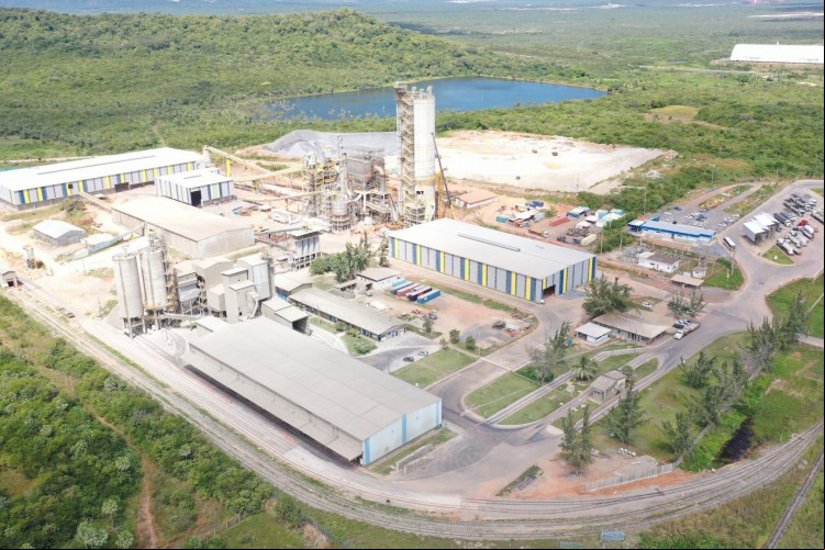 Vista aérea da fábrica da Votorantim Cimentos no Complexo do Pecém