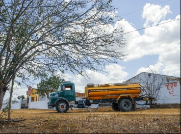 CARROS-pipas pararam de distribuir água em Tauá 