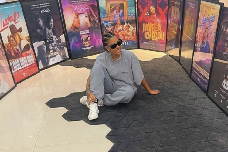 Cantora Ludmilla posa ao lado dos discos de ouro recém-conquistados