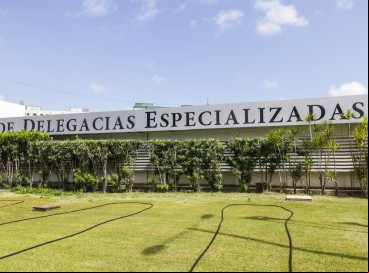 FORTALEZA, CE, BRASIL, 19.11.2021: Policia Civil realiza operação contra facção criminosa. Mais de 800 mandados em 51 cidades do Ceará. Fachada Complexo de Delegacias Especializadas (Thais Mesquita/OPOVO) 