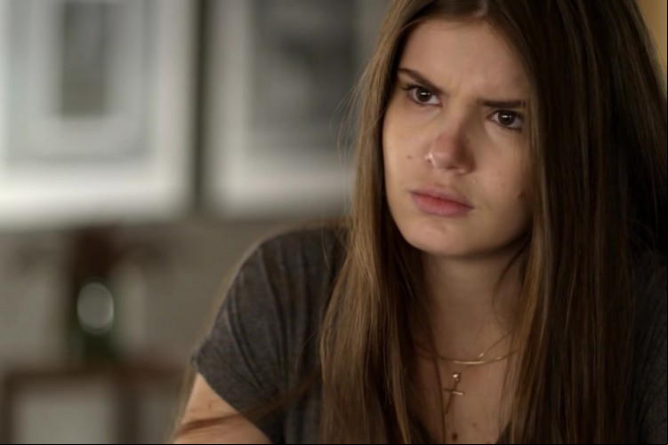 Camila Queiroz interpreta Angel na primeira temporada de Verdades Secretas; confira que horas e onde assistir ao vivo à reprise da novela hoje, sexta-feira, 26 de novembro (26/11)