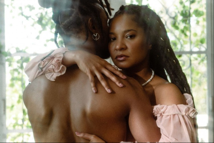 Larissa Luz celebra o amor afrocentrado, com leveza e calor, no novo single