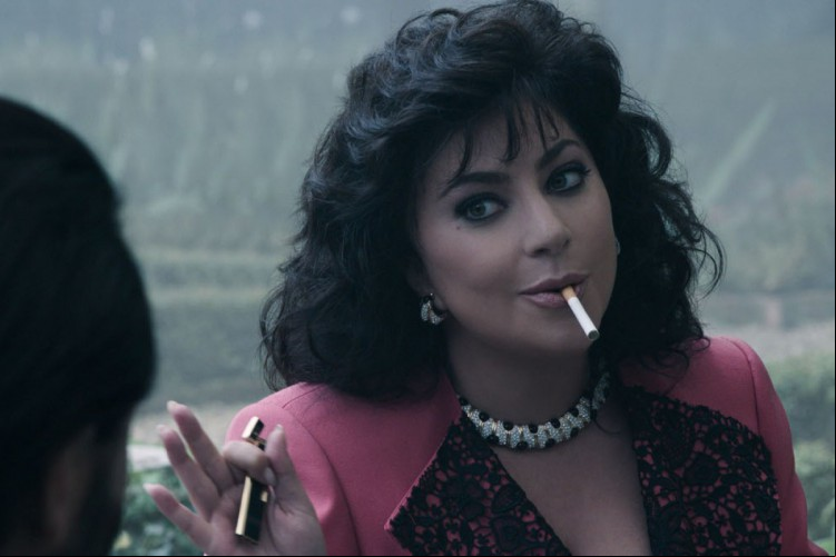 Para compor o figurino de sua personagem no filme "Casa Gucci", Lady Gaga utilizava uma peruca lace. A cantora, compositora e atriz já era adepta do ório em suas produções musicais