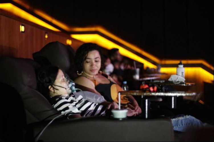Menina realiza sonho de assistir ao filme 'Homem-Aranha: Sem Volta Para Casa' nos cinemas