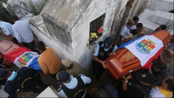 QUIXADA, CE, BRASIL, 01-07-2016 : Funeral dos policiais mortos em confronto com bandidos.   (Foto: Fabio Lima/O POVO)