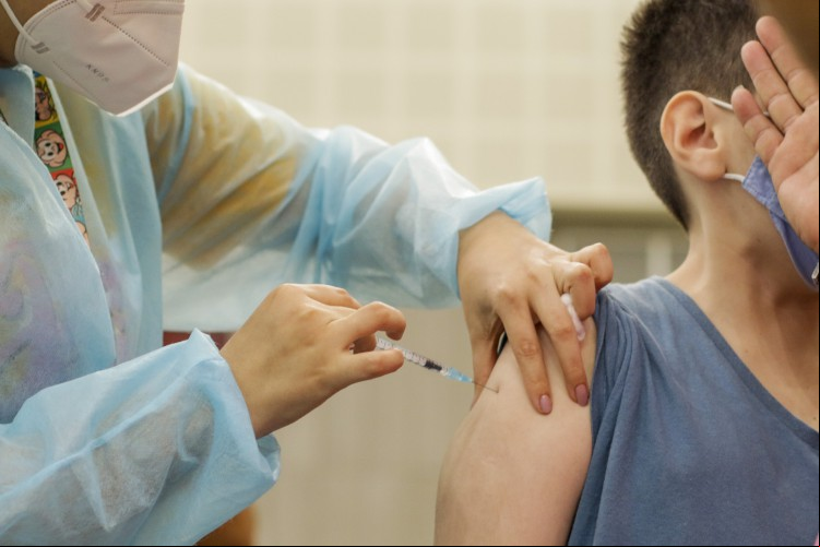 Além de restrição de o a locais, multas de 3 a 20 salários mínimos podem ser aplicadas em pais que negarem vacinação aos filhos