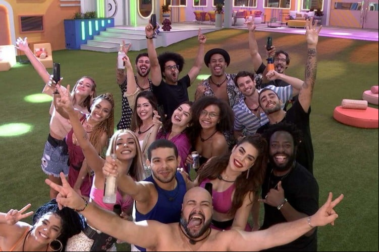 Três dos 20 participantes do BBB 22 ainda não entraram na casa por terem testado positivo para a Covid-19. Quem já entrou, aproveitou a noite com festa; veja como foi