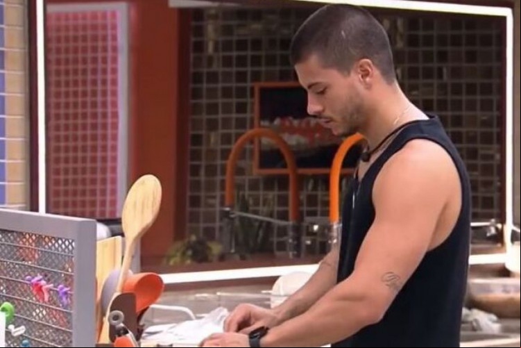Participantes do BBB 22, como Arthur Aguiar, aram a usar relógios dentro da casa mais vigiada do Brasil