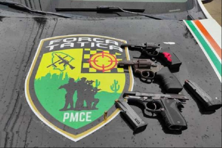 Armas apreendidas na ação da Força Tática do 16º BPM no conjunto São Miguel contra integrantes da facção Comando Vermelho