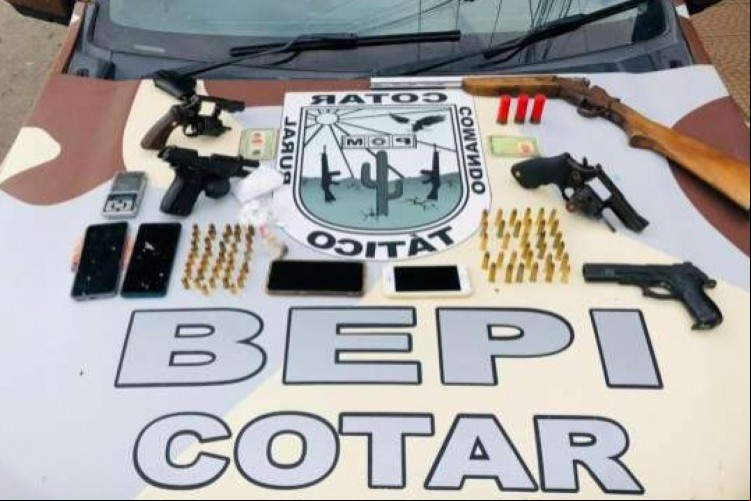 Material apreendido com os suspeitos foi levado para a Delegacia Regional de Baturité