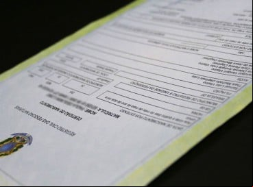 Não há lei no Brasil que determine nomes "proibidos" para registro de crianças, contudo, fica a cargo do registrador do cartório aceitar ou negar nomear a criança cujo os pais queiram utilizar "prenomes suscetíveis de expor ao ridículo" 