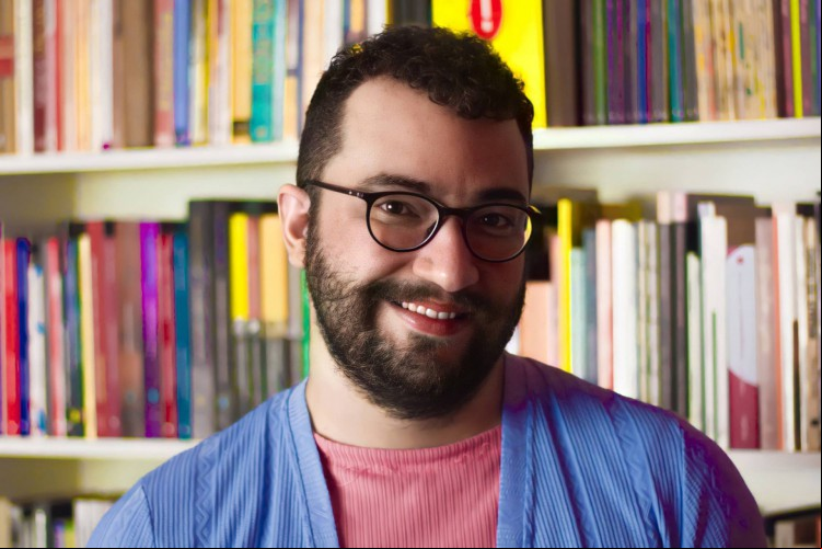 Lucas Dilacerda, que oferta curso gratuito sobre arte e política, é artista, professor e pesquisador