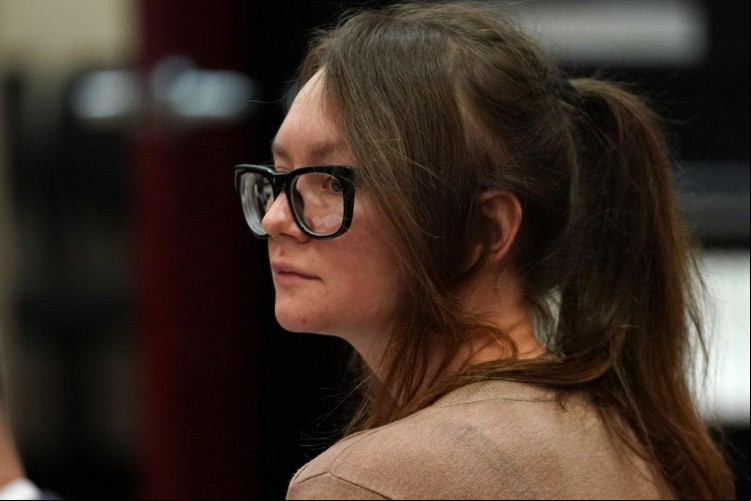 Anna Sorokin foi presa por fraude, roubo e tentativa de roubo